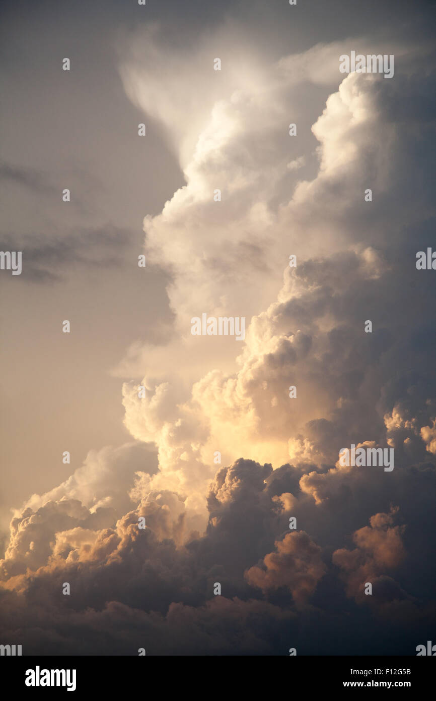 Thunderhead himmlischen Himmel und weiße Wolken Hintergrund bewölktem Himmel Textur Skyscape Muster Stockfoto