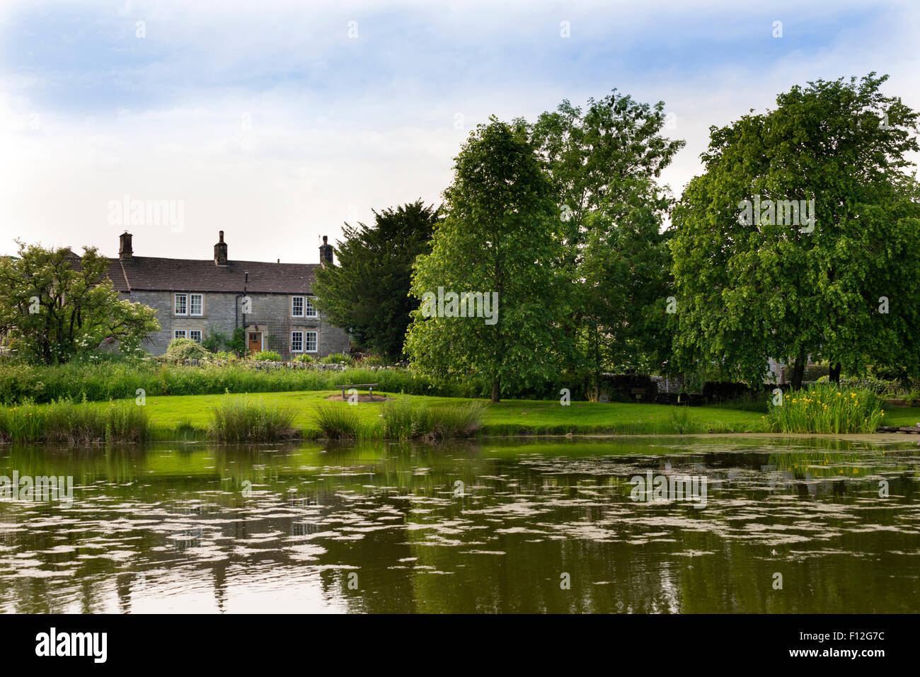 Fere Mere - Dorfteich. Monyash, der Peak District National Park, Derbyshire, England, UK. Stockfoto