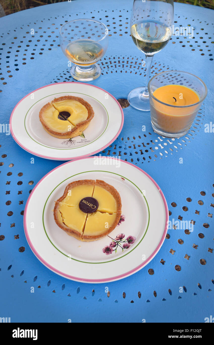 Zitronen Kuchen und Wein auf a blaue Tabelle. Stockfoto