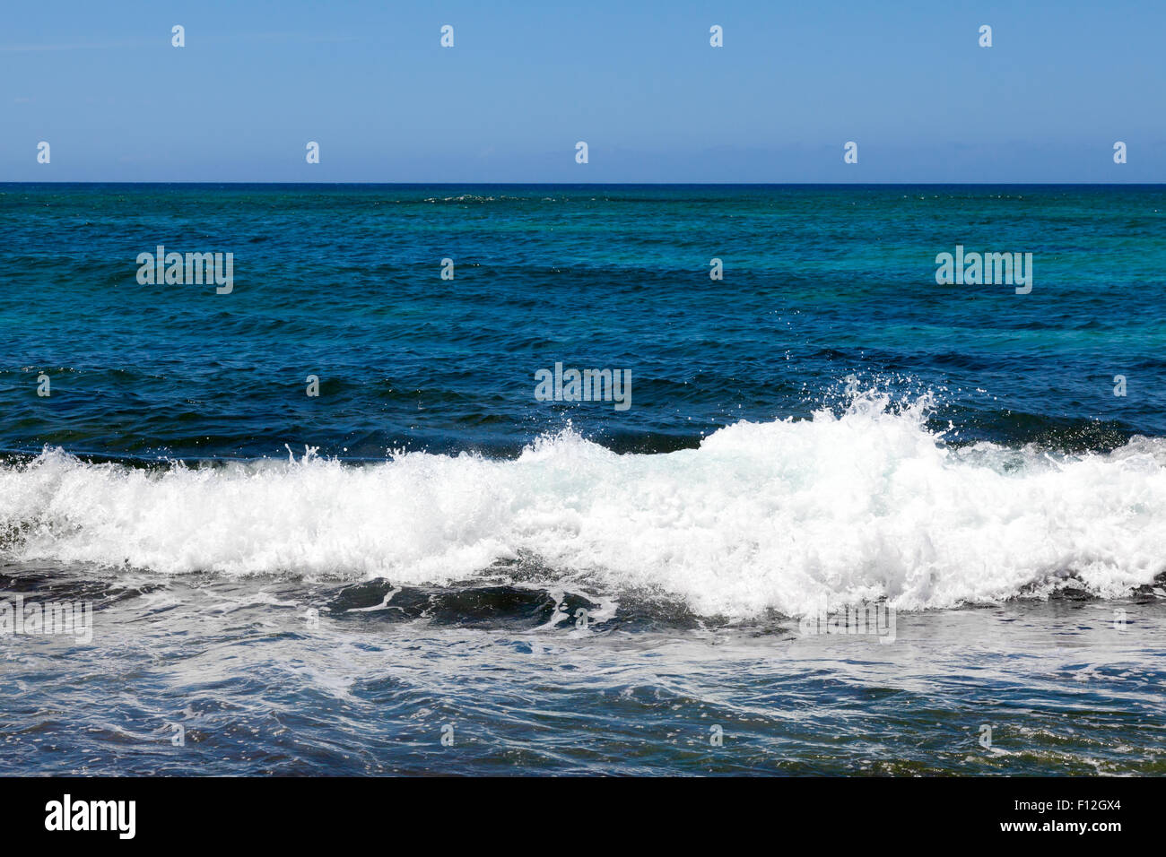Raue Wellen am Ufer. Stockfoto