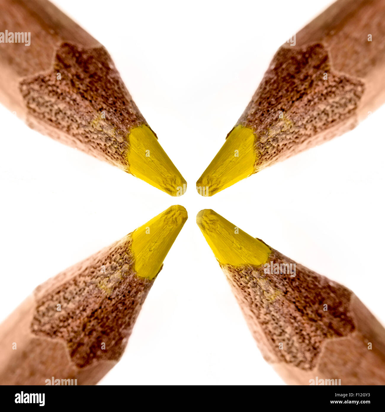 Geometrische quadratische Collage aus einer gelben Bleistiftspitze vor einem weißen Hintergrund - Makroaufnahme. Stockfoto