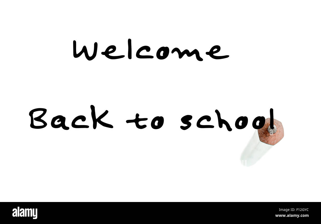 Willkommen zurück in der Schule Inschrift mit einer Spitze von Graphit Bleistift auf weißem Hintergrund Stockfoto