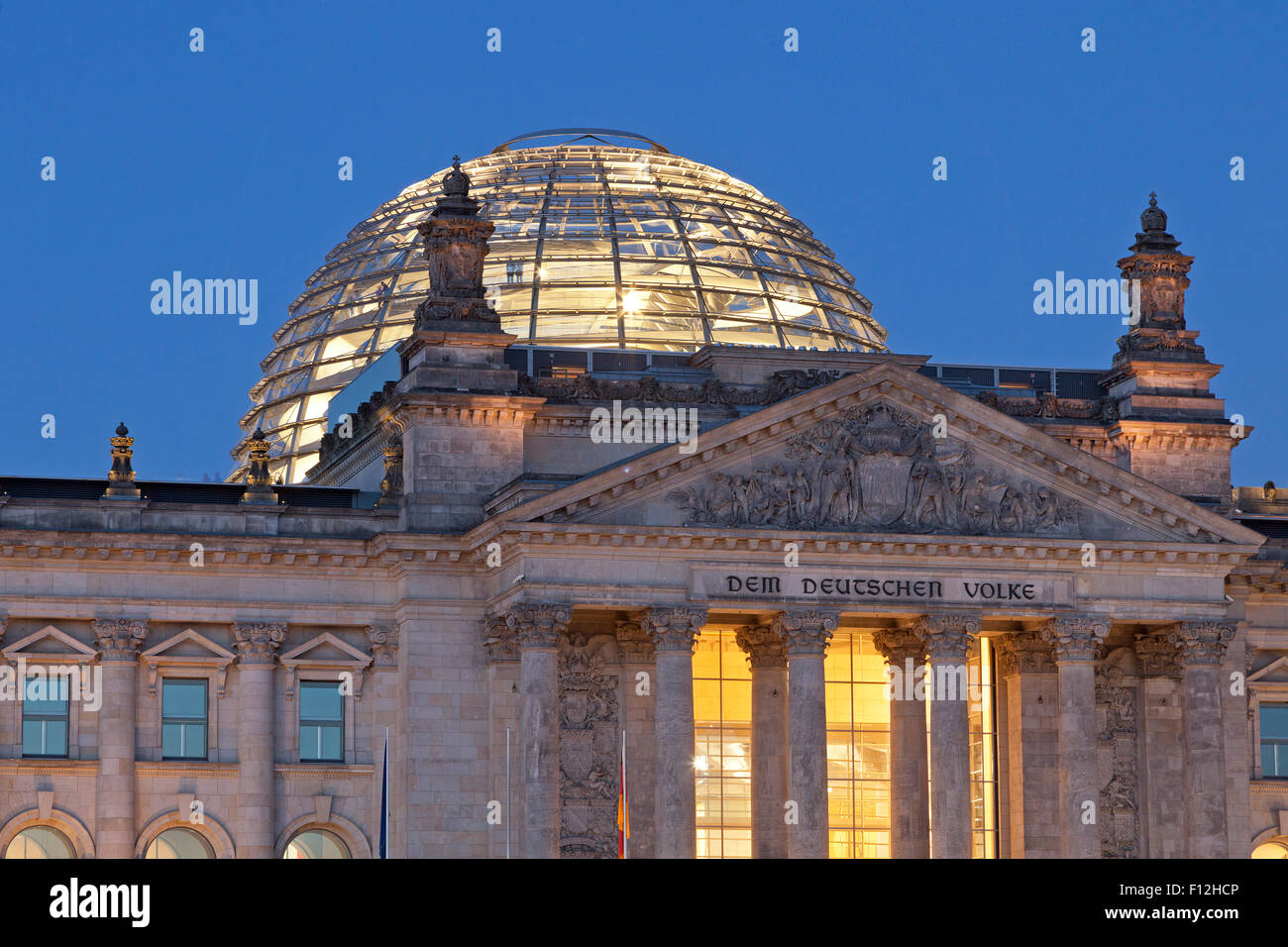 beleuchtete Reichstag, Berlin, Deutschland Stockfoto