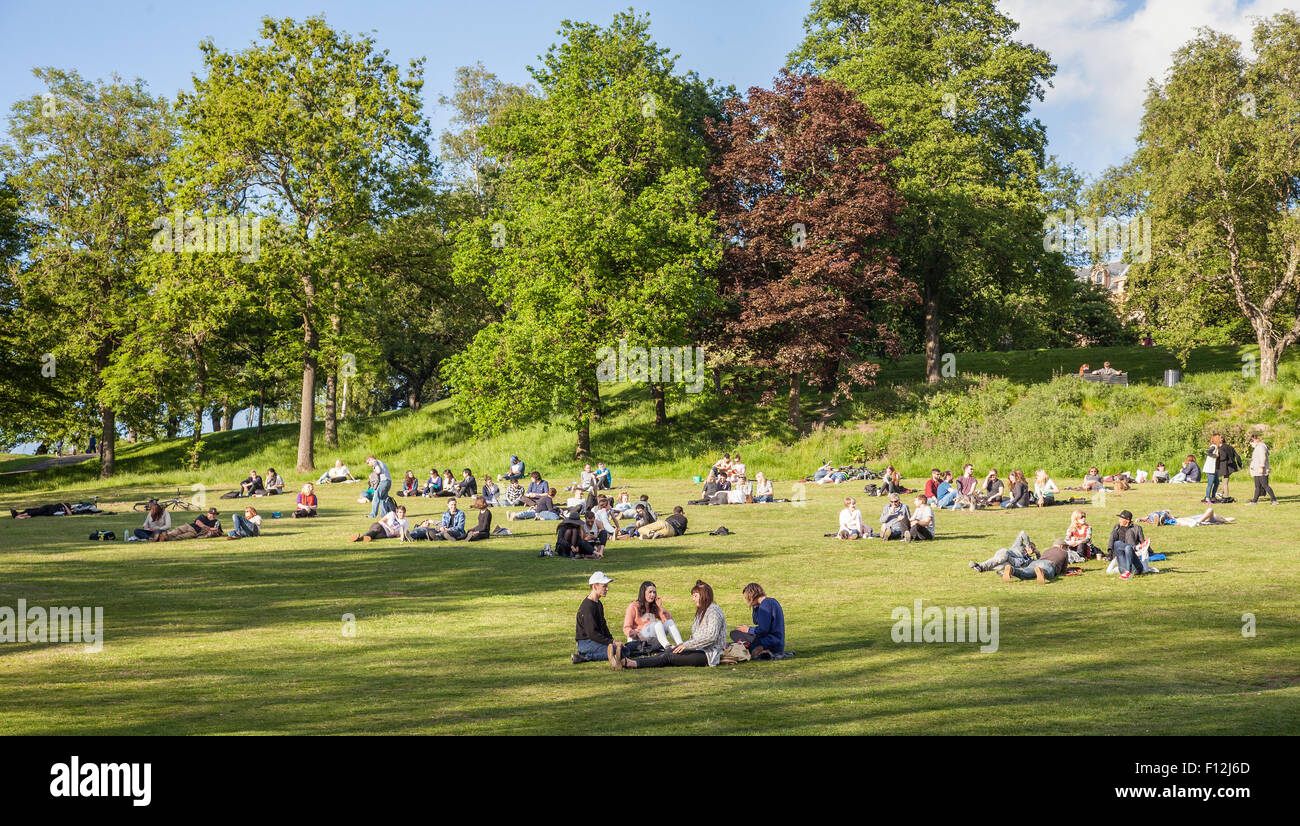 Menschen in sonniger und warmer Juni abends im Kelvingrove Park im West End von Glasgow, Schottland, Großbritannien Stockfoto