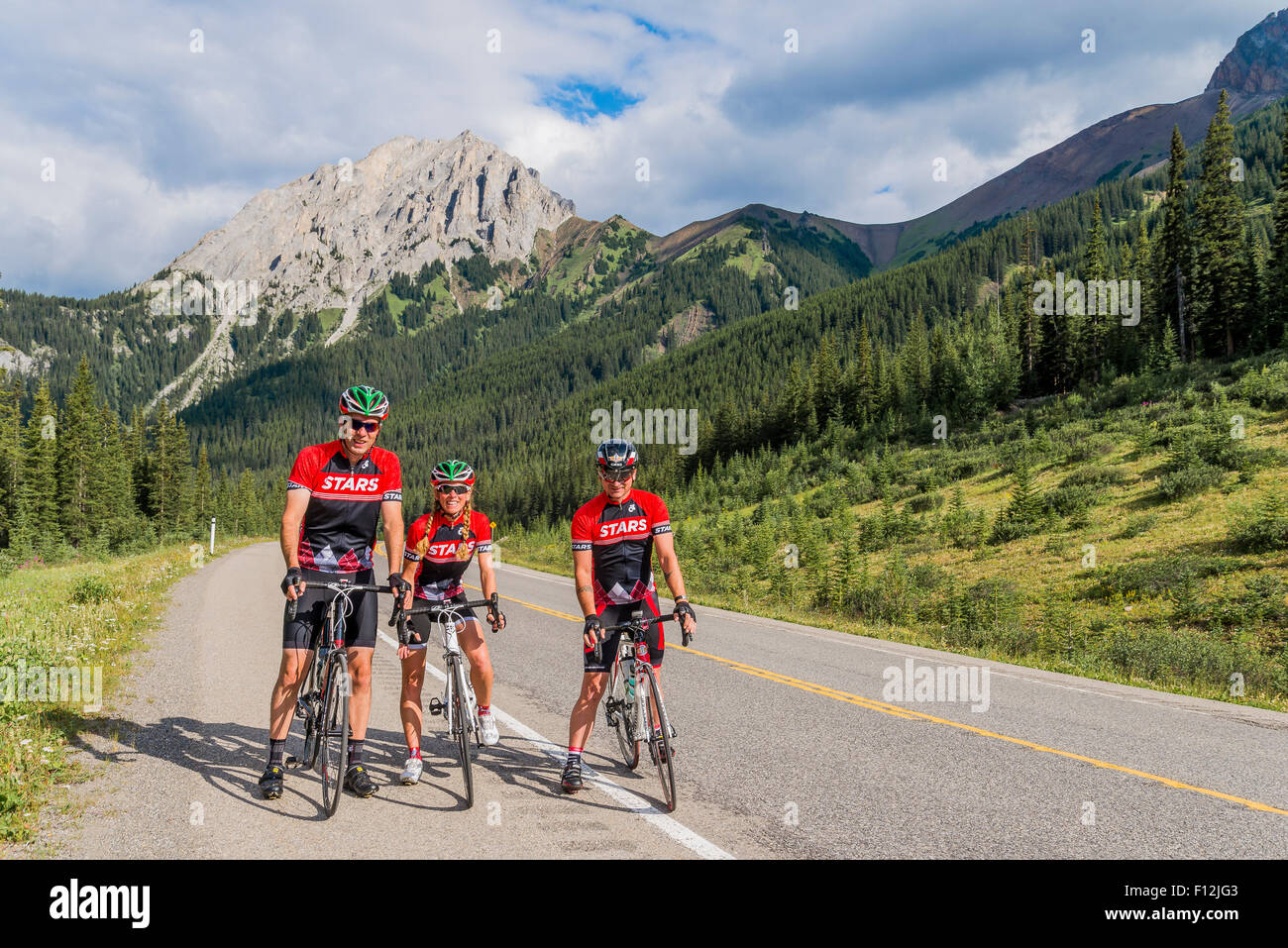 Radfahrer Klettern Highwood Pass, höchste asphaltierte Straße in Kanada, Kananaskis, Alberta, Kanada Stockfoto