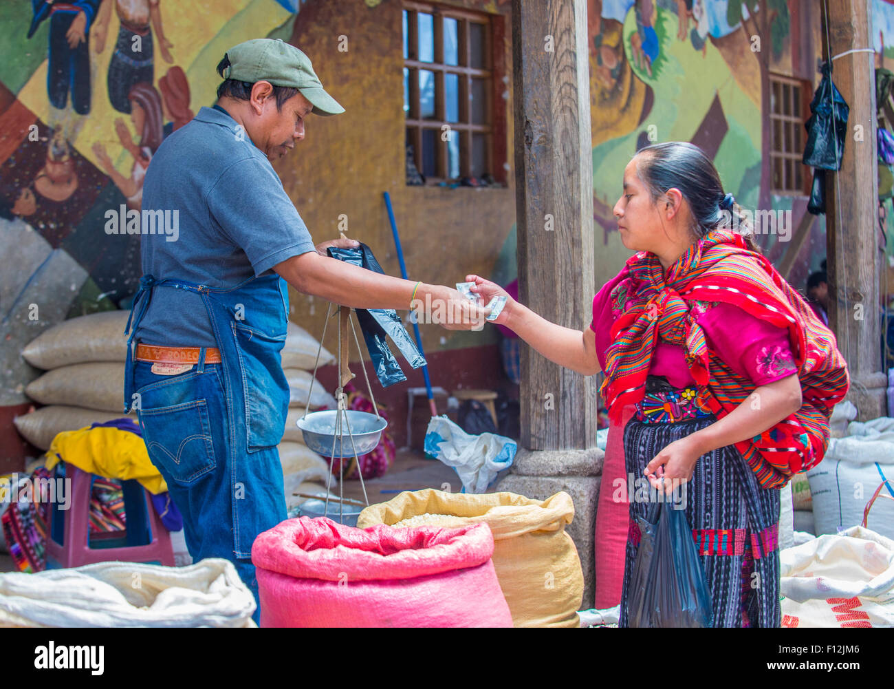 Guatemaltekische Anbieter auf dem Markt in Chichicastenango Stockfoto