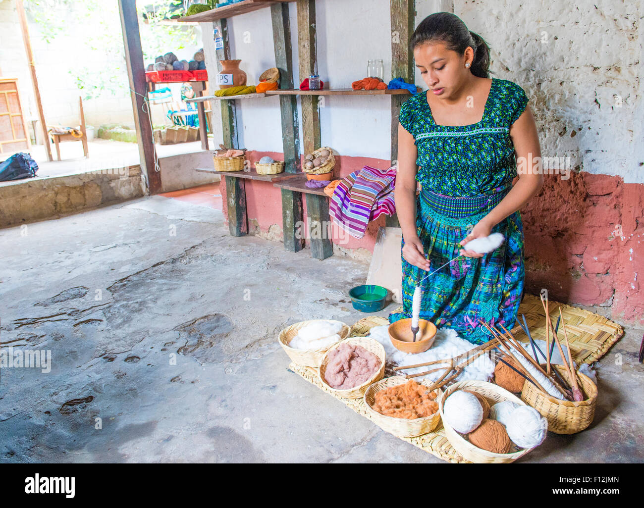 Maya-Frau Weben mit Gurt Webstuhl in San Juan la Laguna, Guatemala Stockfoto