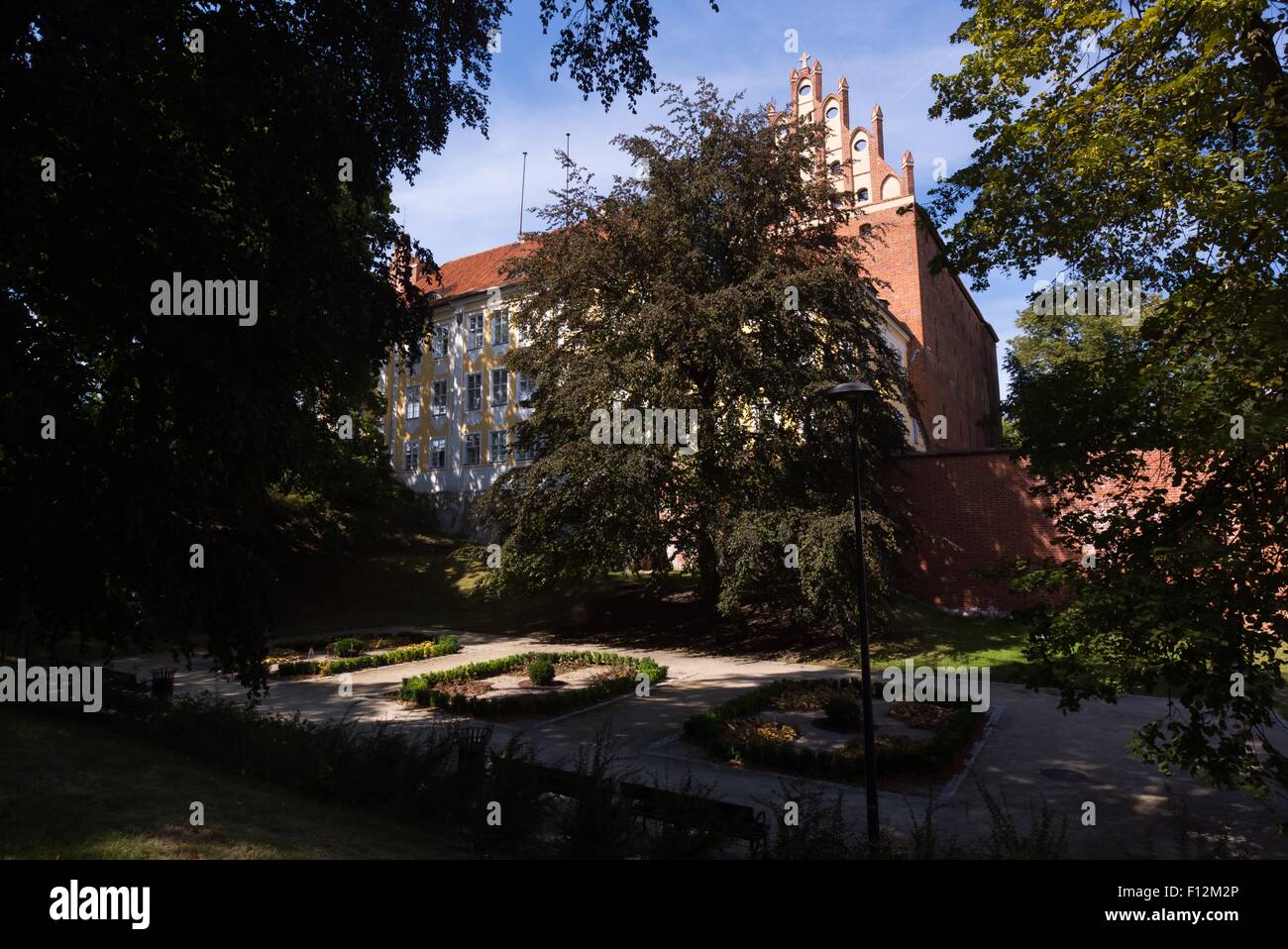 OLSZTYN, Polen - 21. August 2015: Alte Kreuzritterburg in Olsztyn (gotische Kreuzritter Schloss), touristische Attraktion des östlichen Polan Stockfoto