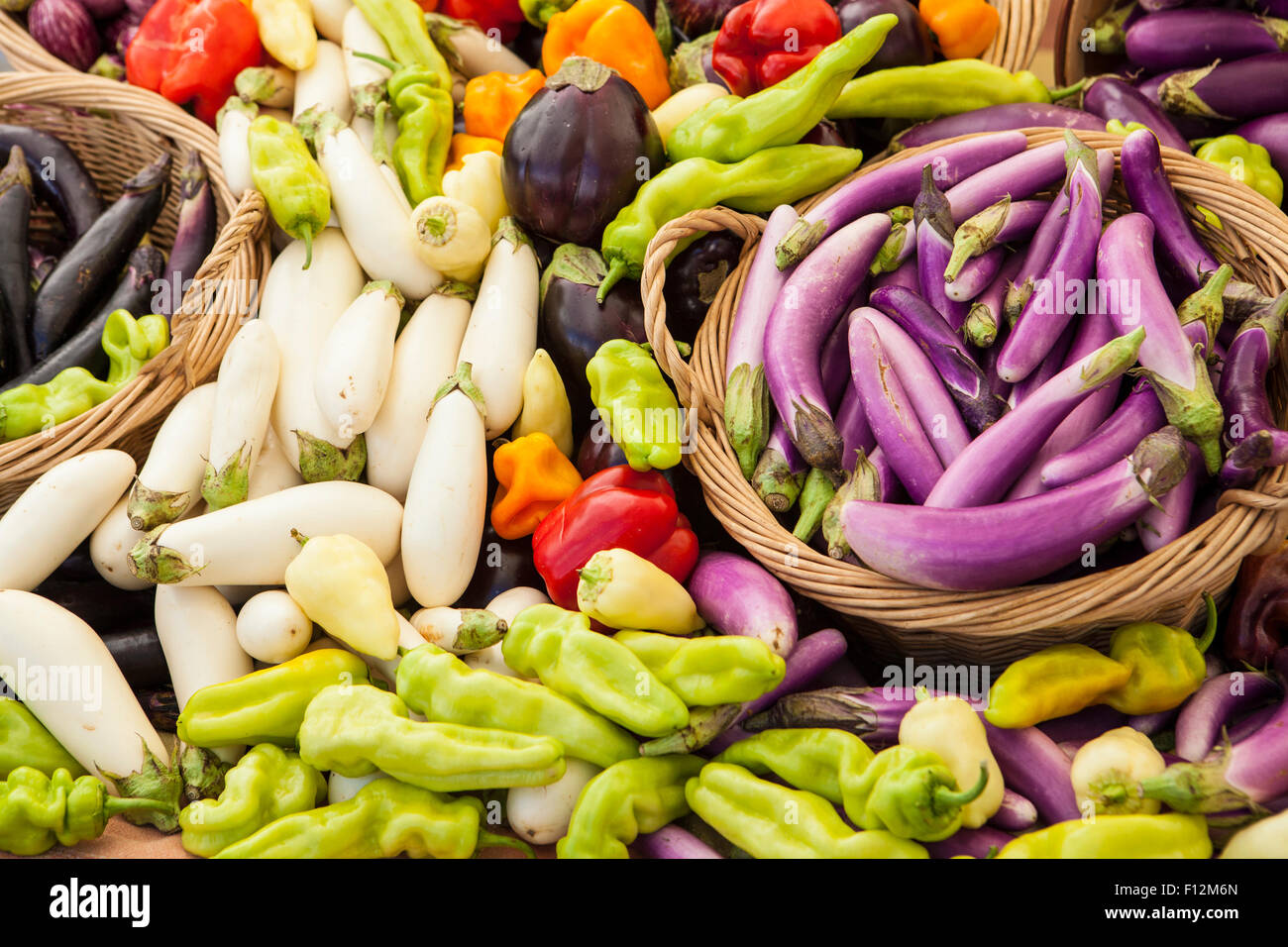 Vielzahl von organischen Auberginen und Paprika, Farmers Market, Santa Barbara, Kalifornien Stockfoto