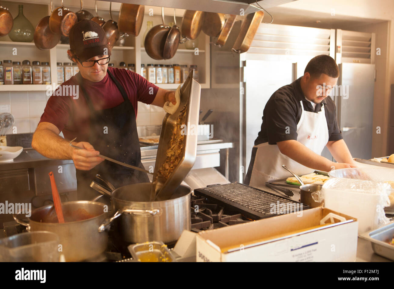 Köche bereiten Gerichte für ein besonderes Abendessen, Mitglieder Abendessen in Roblar Winery, Santa Ynez Valley, Kalifornien Stockfoto