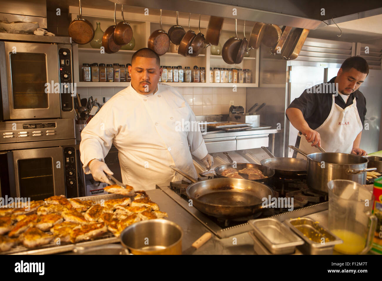 Köche bereiten Huhn für ein besonderes Abendessen, Mitglieder Abendessen in Roblar Winery, Santa Ynez Valley, Kalifornien Stockfoto