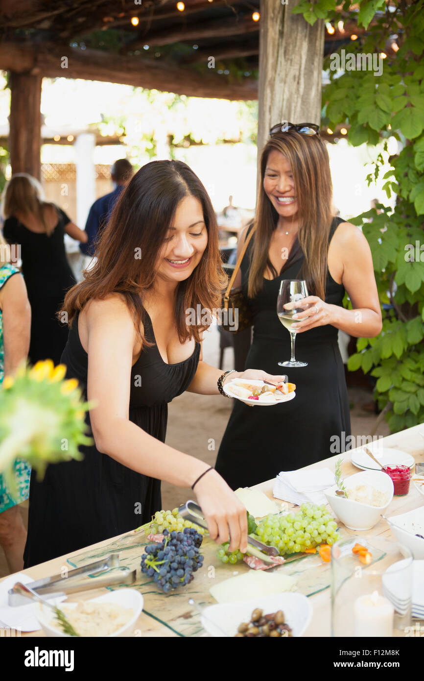 zwei Frauen genießen Sie Wein und Essen abends die Mitglieder in Roblar Winery, Santa Ynez Valley, Kalifornien Stockfoto