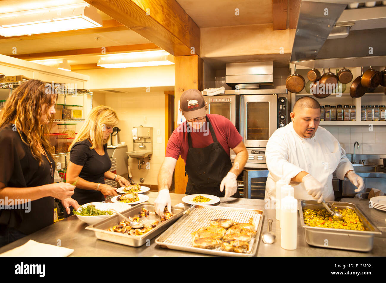 Köche bereiten Gerichte für ein besonderes Abendessen, Mitglieder Abendessen in Roblar Winery, Santa Ynez Valley, Kalifornien Stockfoto