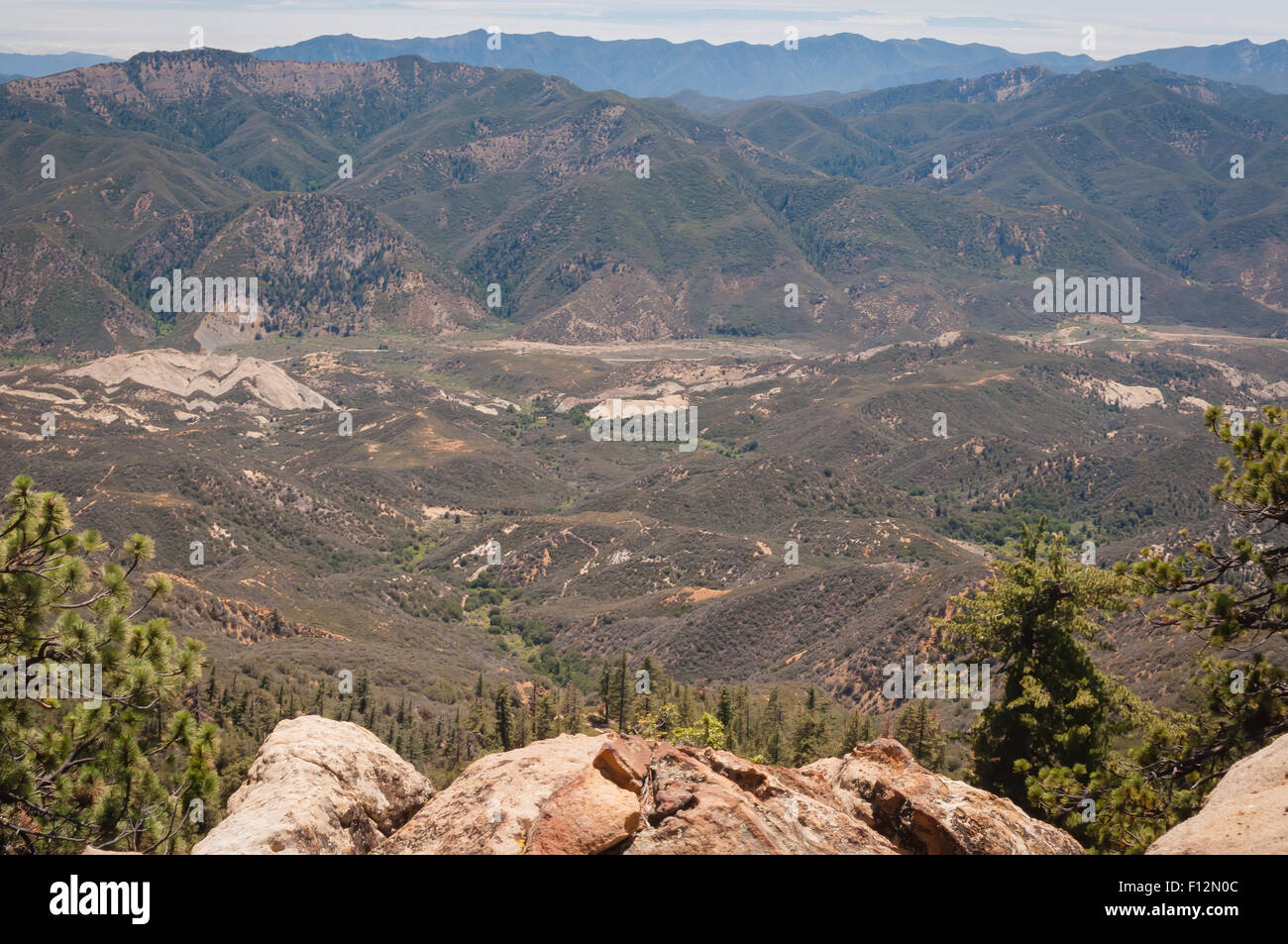 Blick auf den Pazifischen Ozean von PIne Mountain Summit von Los Padres National Forest Stockfoto