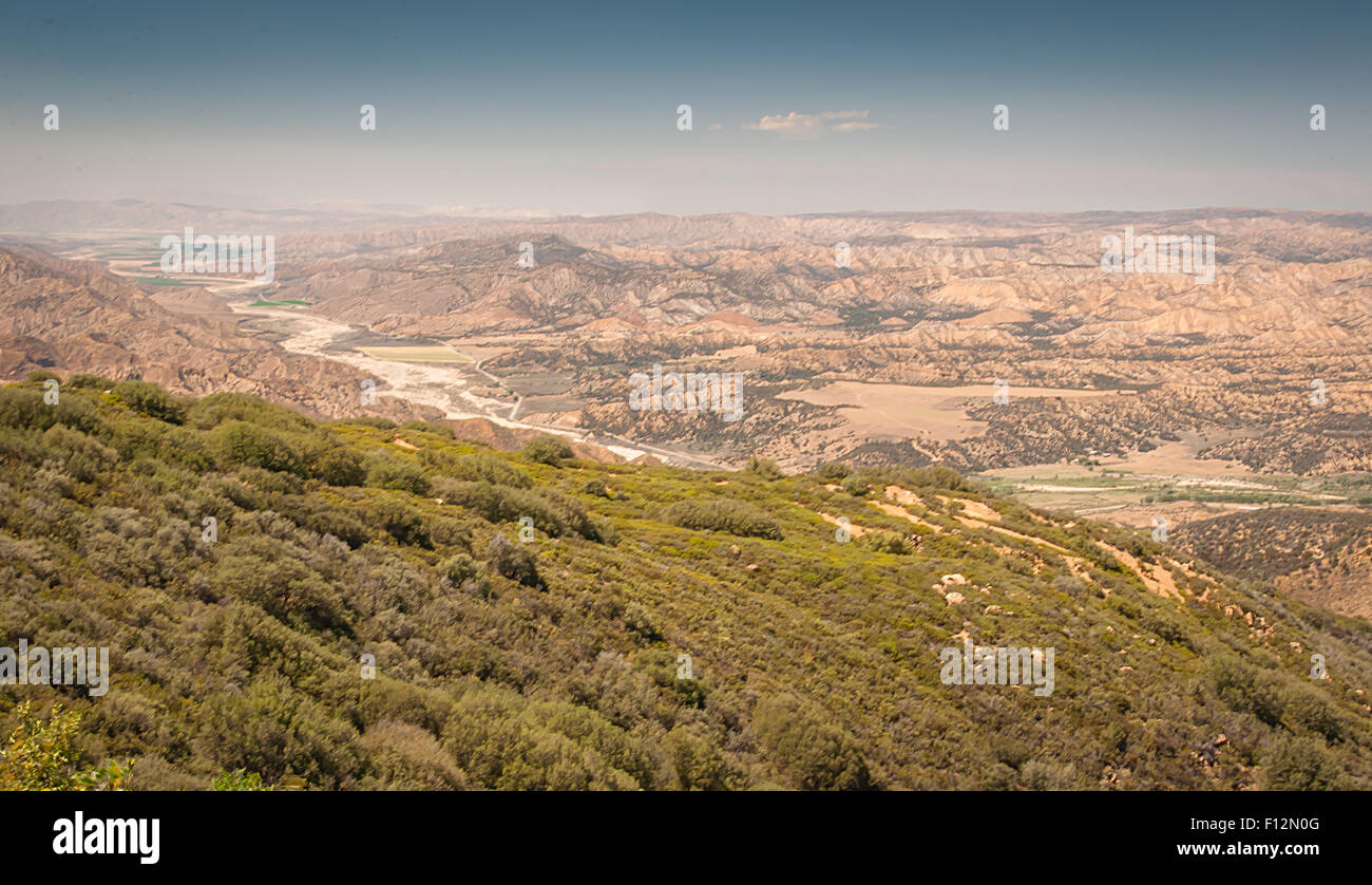 Blick vom PIne Mountain Summit mit Blick auf die Sespe-Wüste in Kalifornien Stockfoto