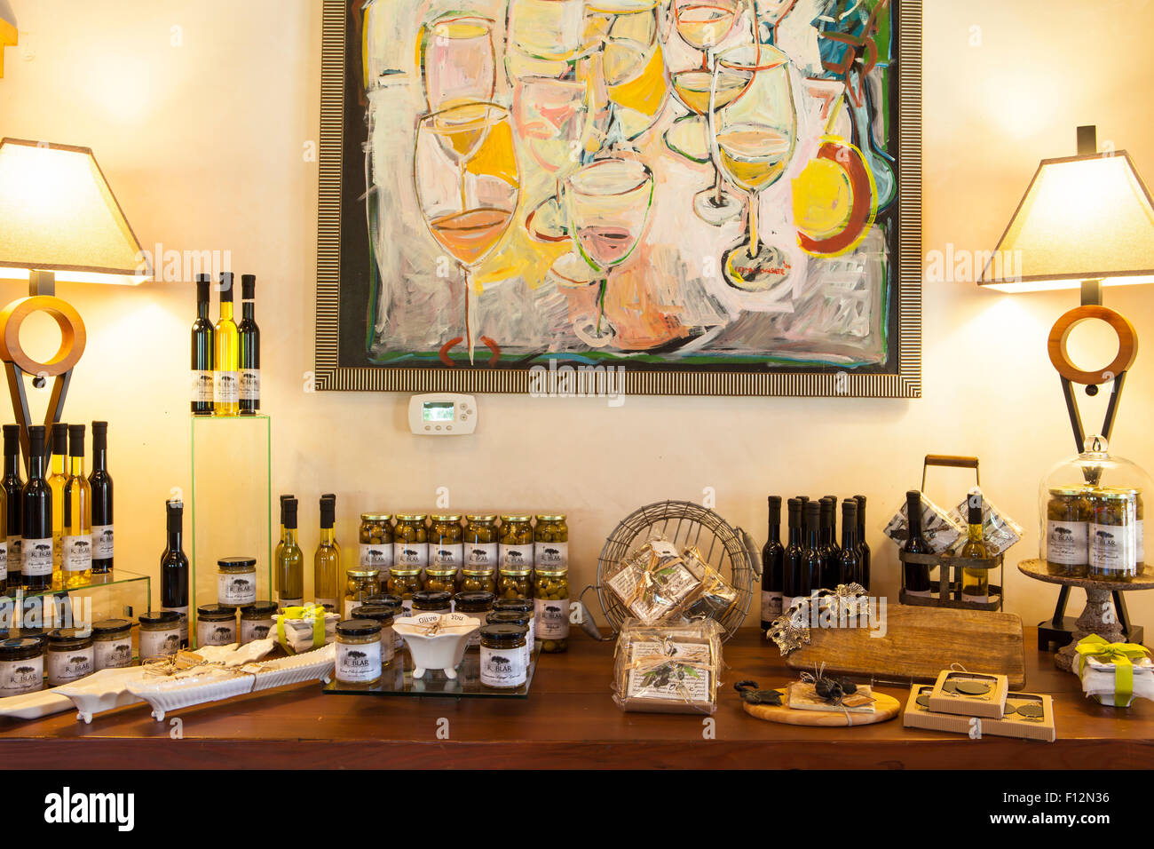 Olivenöle und abgefülltes Oliven für Verkauf, Roblar Weingut Santa Ynez Valley, Kalifornien Stockfoto