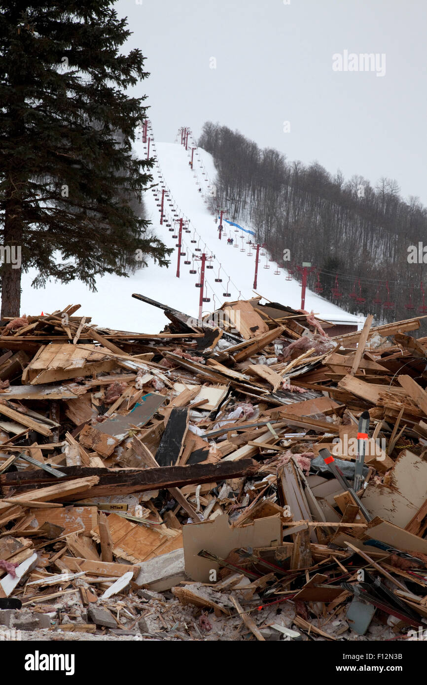 Reste der verbrannten, Skihütte am großen Powderhorn Skigebiet. Ironwood Michigan MI USA Stockfoto