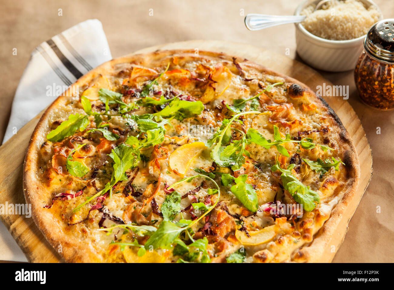 sechs Käse Fladenbrot Pizza mit Speck, Apfel, karamellisierten Zwiebeln und Rucola, Ember Restaurant Arroyo Grande, Kalifornien Stockfoto
