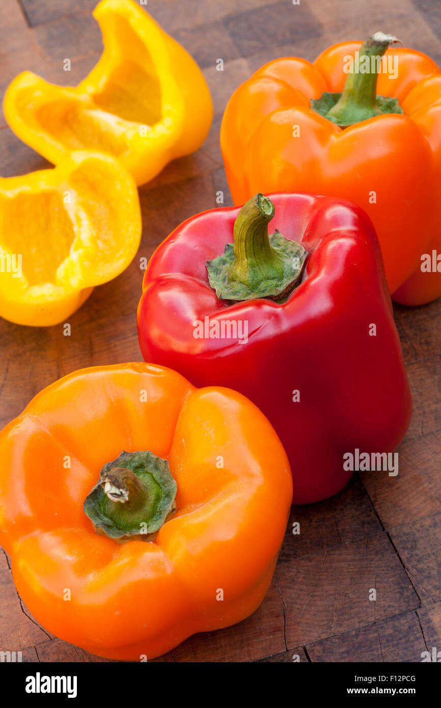 Bio rote, gelbe und orange Paprika Stockfoto