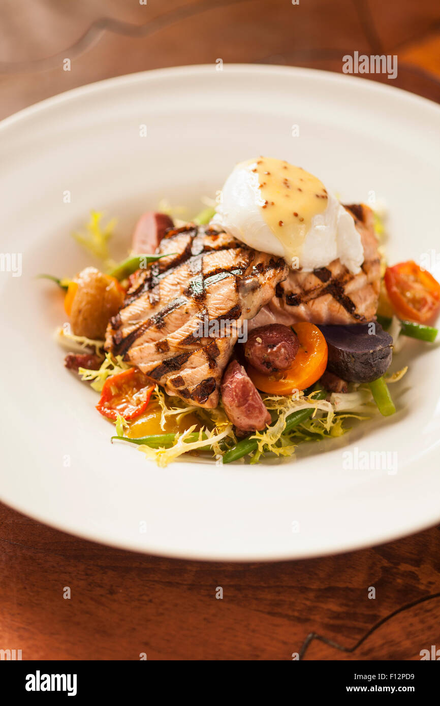 Gegrillter King Lachs-Salat mit Frisee, Pancetta, weichem pochiertem Ei ...