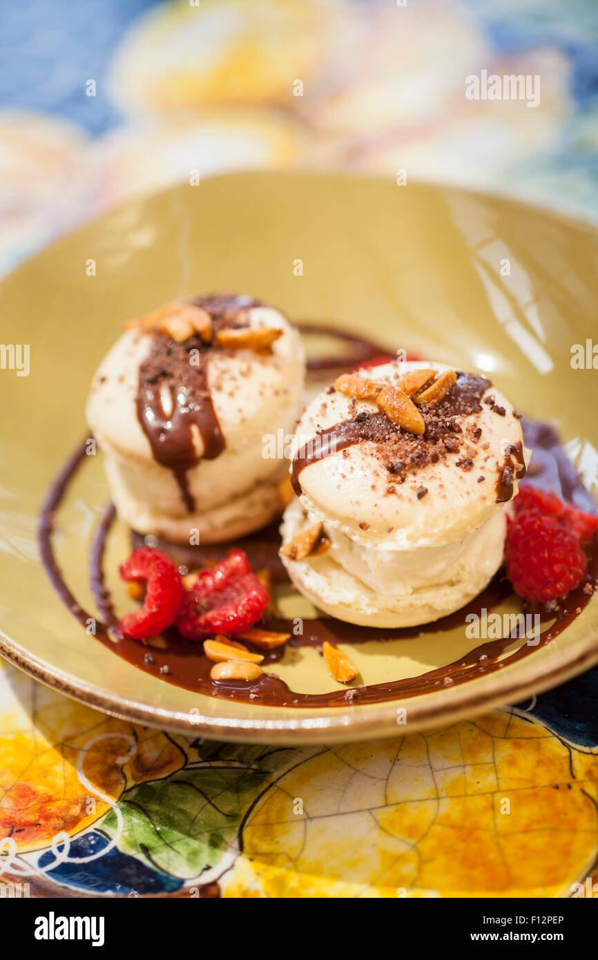 Amaretti und Vanille-Eis mit kandierten Mandeln, Schokolade, Himbeeren und Bananen-Karamell-Sauce, Bella Vista Restaurant Stockfoto