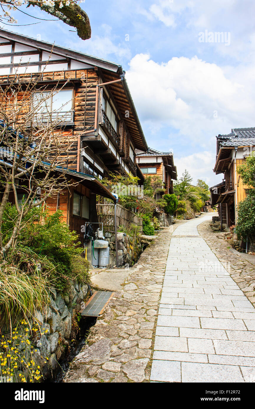 Alte historische Stadt Magome auf der Nakasendo Straße in Japan. Beide Seiten mit Edo Periode Gebäude aus Holz, mit breiten gepflasterten Fußweg. Stockfoto