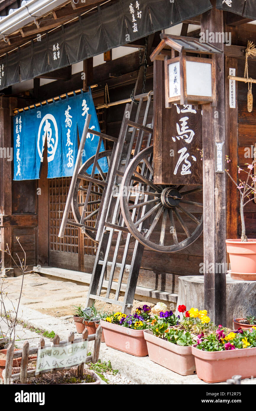 Die alte Nakasendo Straße. Noren Vorhang hängt über Eingang zu den hölzernen Edo periode Restaurant, ein Travelers Inn mit der Hand geschlagen buckweed Nudeln. Stockfoto