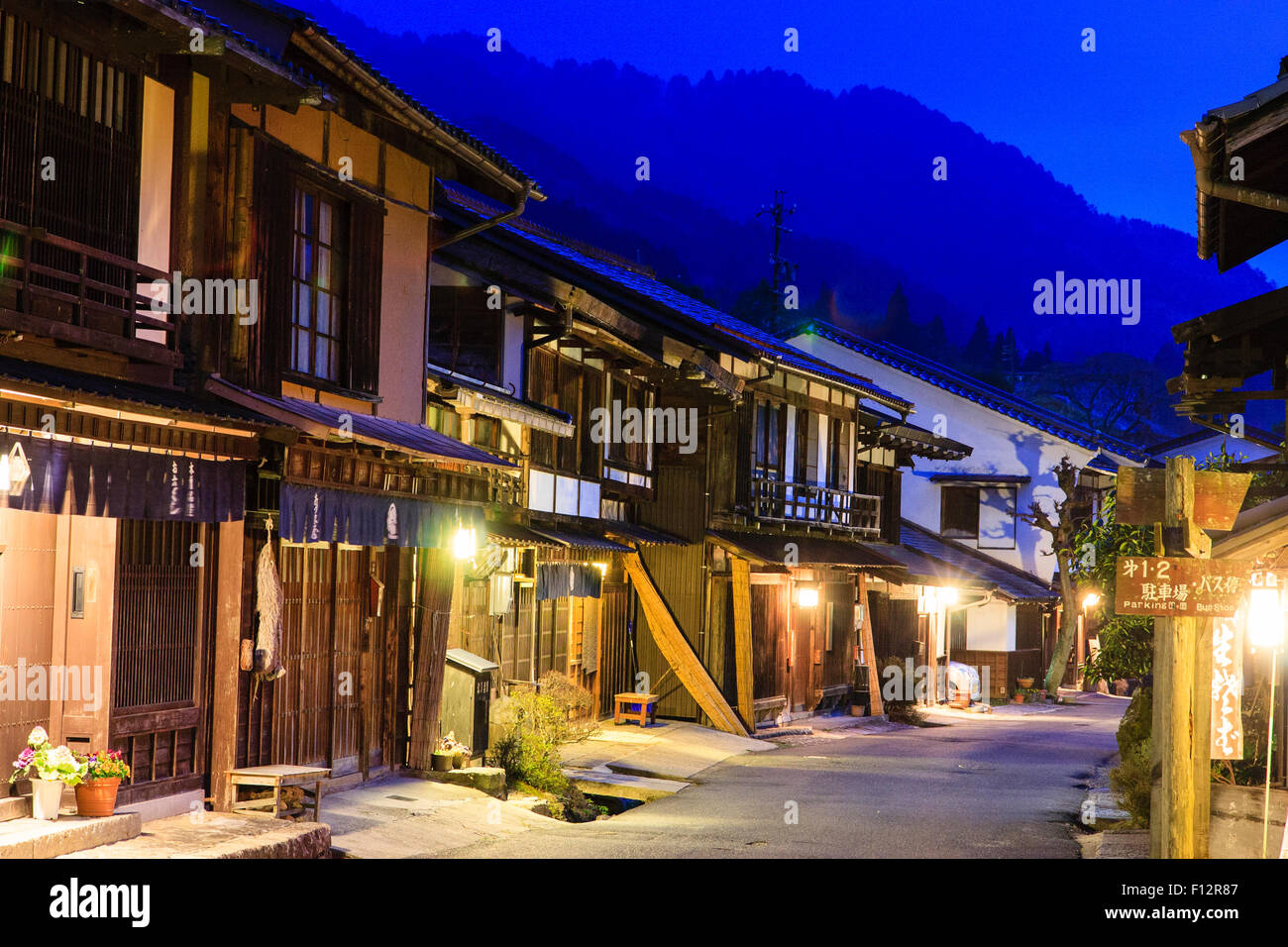 Tsumago, Japan. Nakasendo Highway, Terashita Straße bei Nacht. Holz- Edo-zeit geschlossenen Geschäfte und Gasthäuser mit einer beleuchteten Laternen vor. Stockfoto