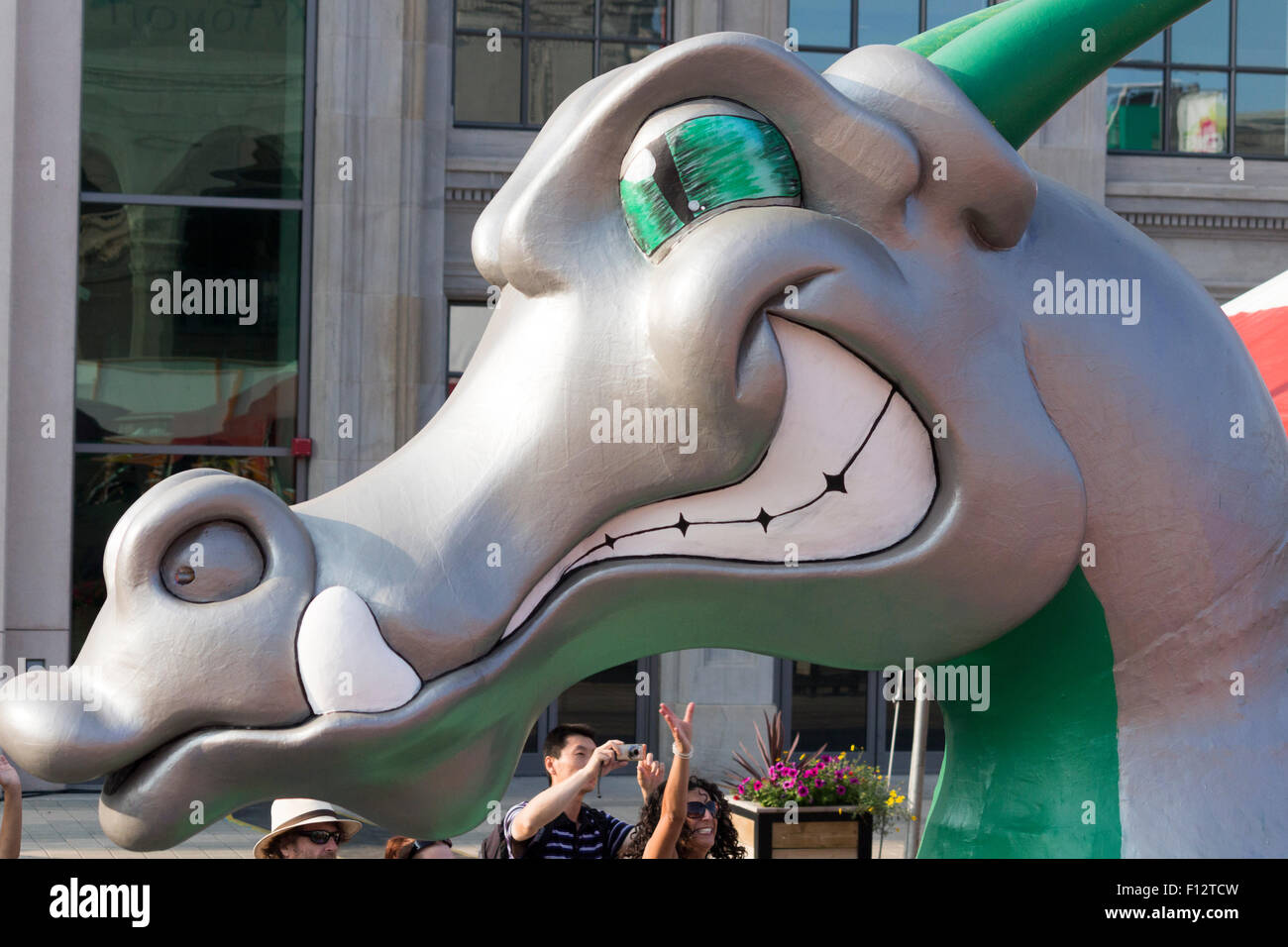 Nahaufnahme der Drachenkopf auf dem Drachen-Schwimmer in der Karneval-Parade bei der Canadian National Exhibition in Toronto, Ontario, Ca Stockfoto