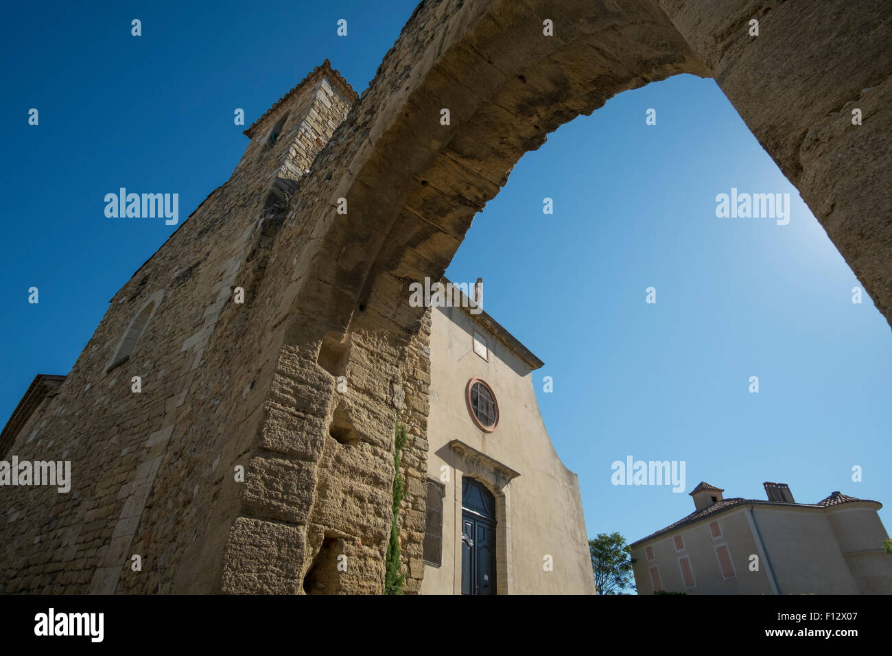 Stein-Torbogen in Vacqueyras Dorfkern, Cotes du Rhone, Provence Alpes Cote d ' Azur, Frankreich Stockfoto