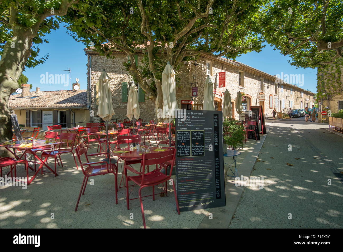 Outdoor-Restaurant im Zentrum von Gigondas Dorf, Provence Alpes Cote d ' Azur, Frankreich Stockfoto