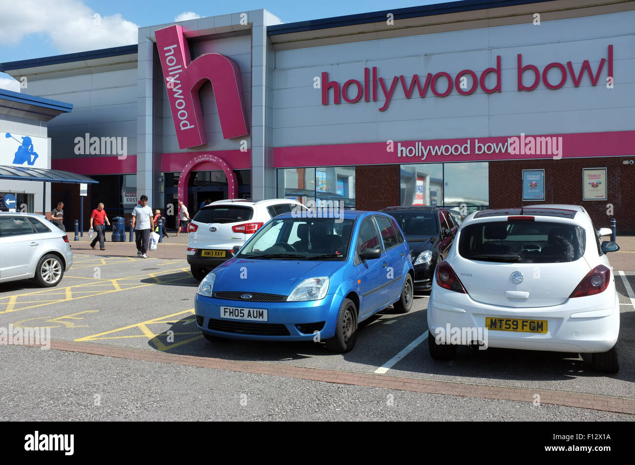 Parkende Autos außerhalb der Hollywood Bowl Middlebrook Retail Park Horwich in der Nähe von Bolton Lancashire UK Stockfoto