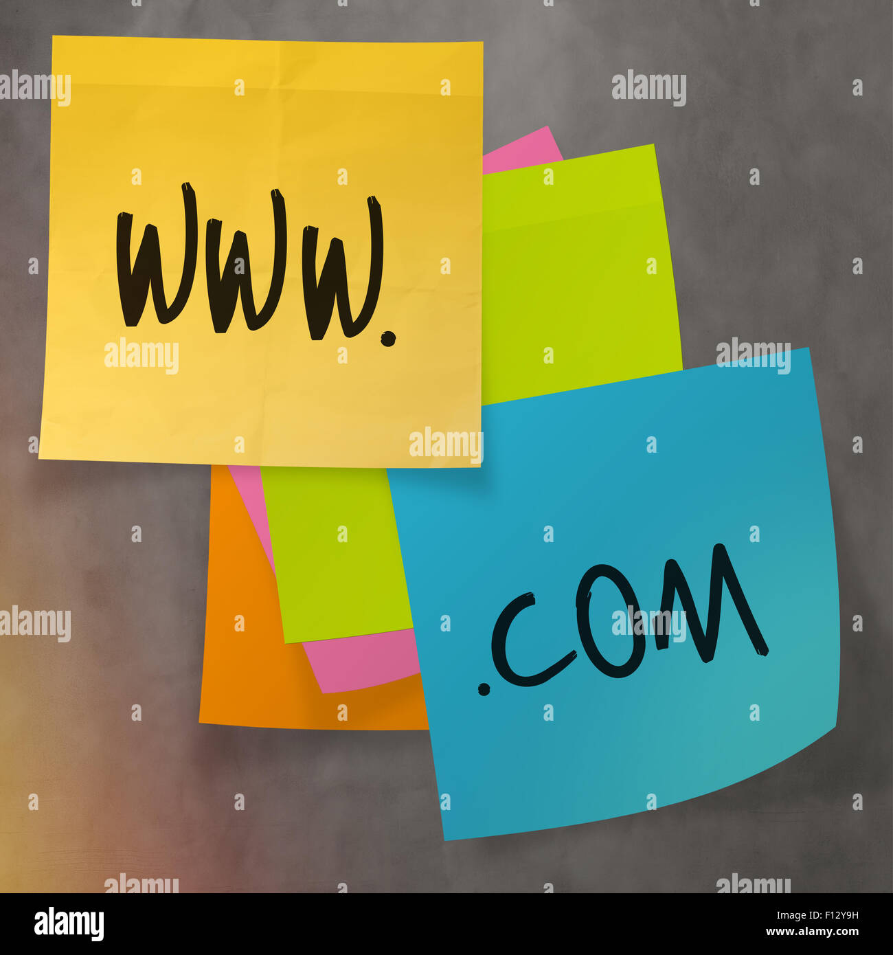 Www Dot Com Text auf Notizzettel Papier auf Wand Textur Stockfoto