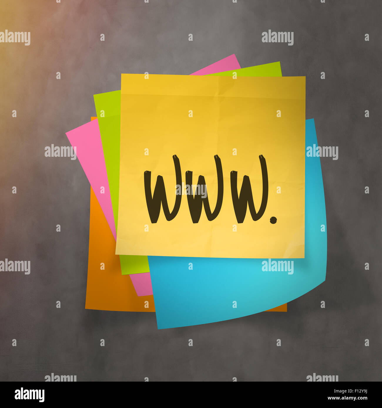 Www Dot Com Text auf Notizzettel Papier auf Wand Textur Stockfoto