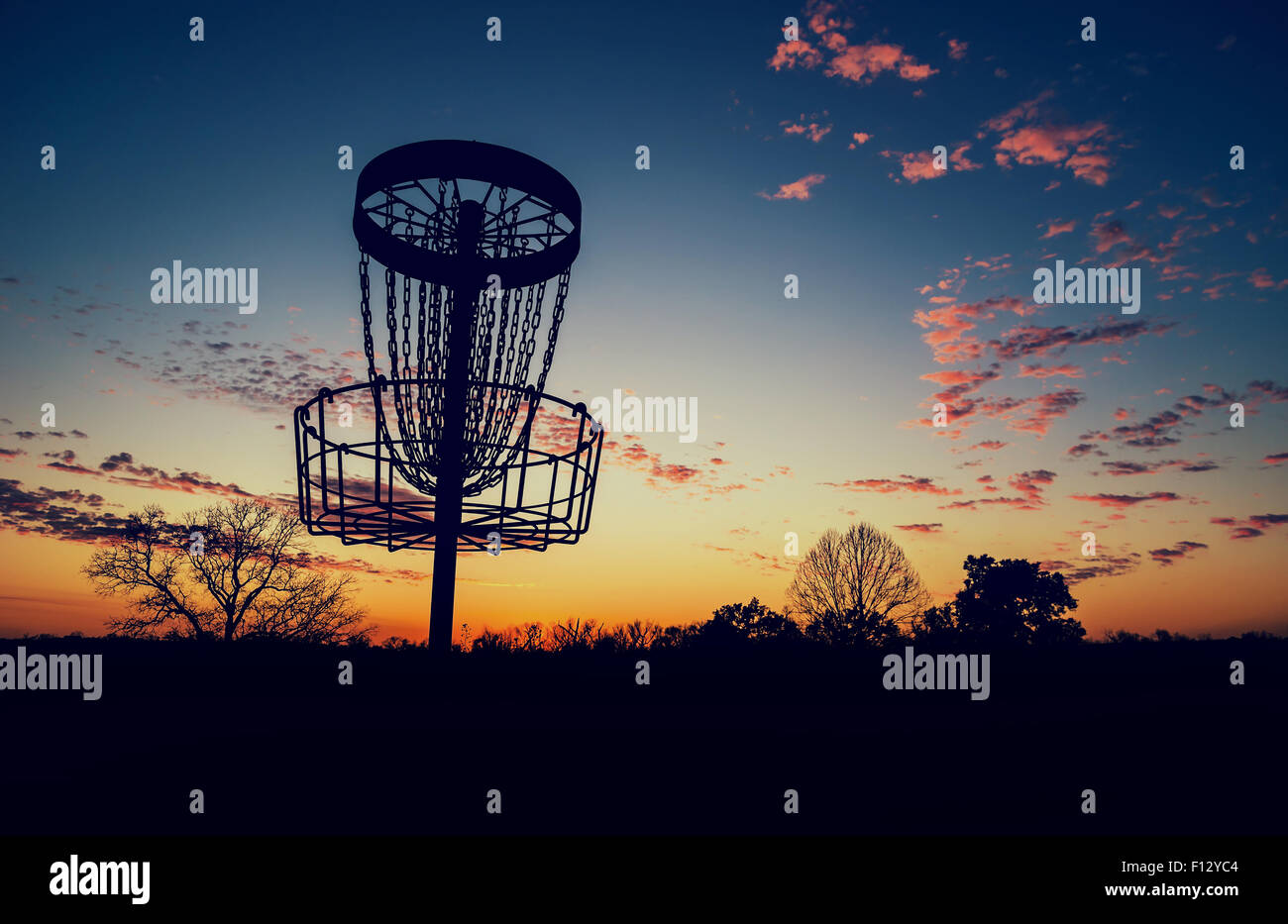 Silhouette der Disc Golf Korb gegen Sonnenuntergang Stockfoto