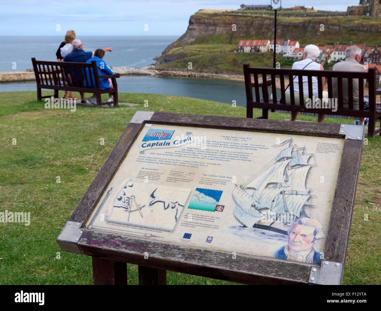 Captain Cook-Hinweisschild mit Blick auf Hafen von Whitby Stockfoto