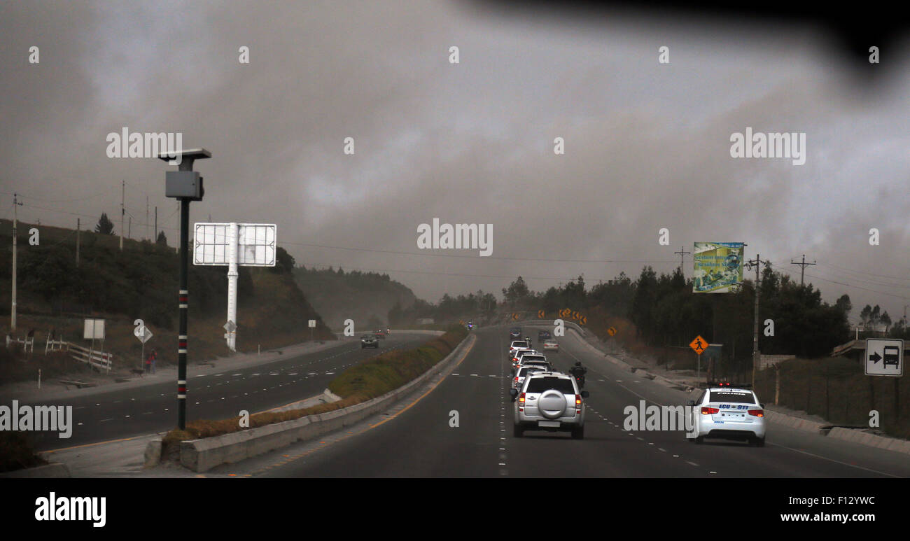 Cotopaxi, Ecuador. 25. August 2015. Fahrzeuge bewegen unter Asche ausgestoßen durch den Vulkan Cotopaxi in eine Autobahn in der Nähe von Cotopaxi Nationalpark in der Provinz Cotopaxi, Ecuador, am 25. August 2015. Bildnachweis: Santiago Armas/Xinhua/Alamy Live-Nachrichten Stockfoto