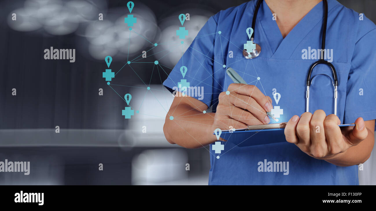 Mediziner arbeiten mit Pinnwand als medizinisches Netzwerk-Konzept Stockfoto