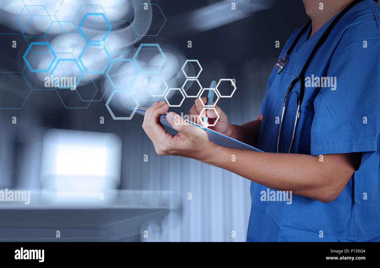 Mediziner arbeiten mit Pinnwand als modernes medizinisches Konzept Stockfoto