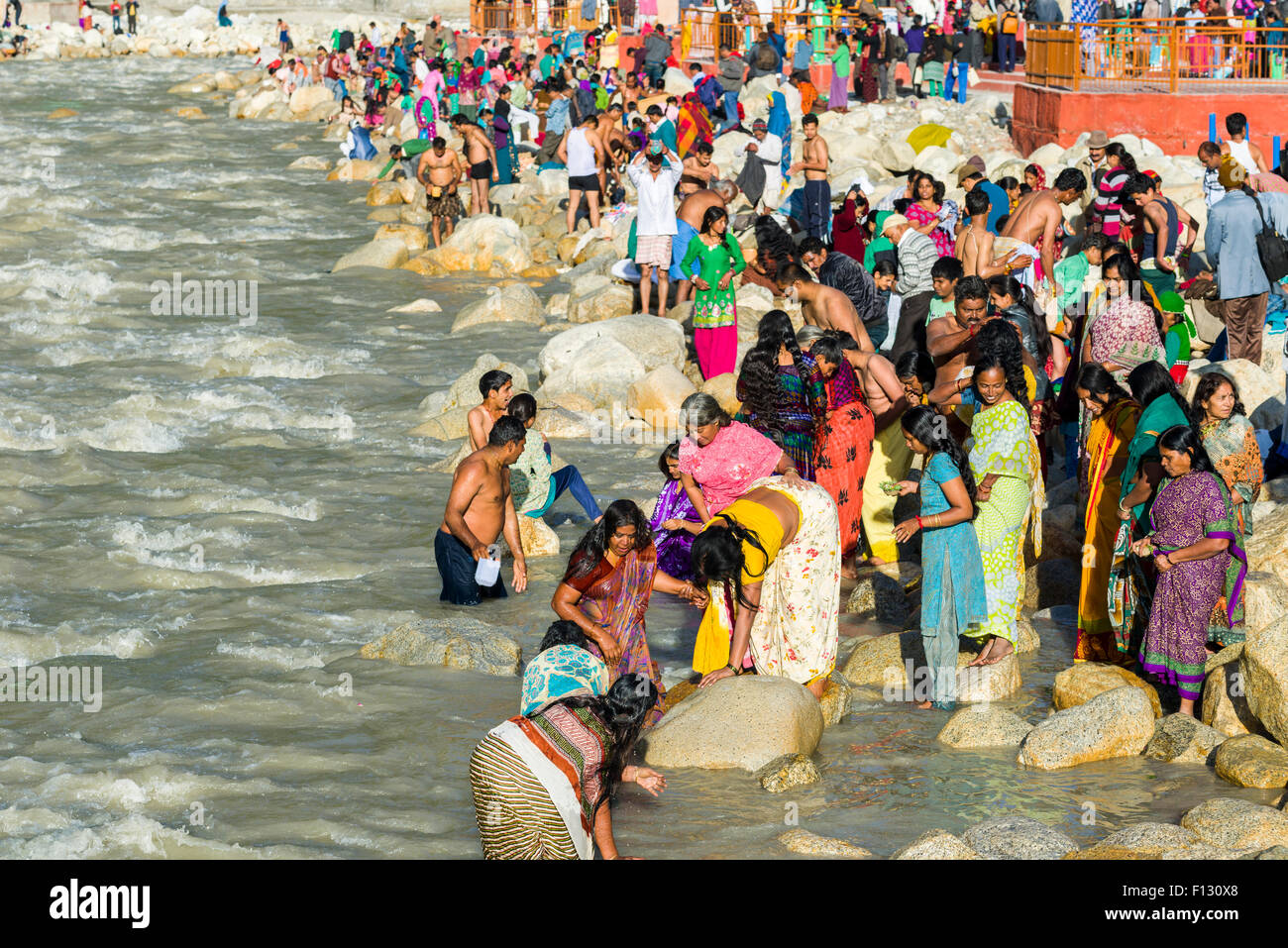 Pilger aus ganz Indien kommen zu den Ufern des Flusses Ganges haben ihre heiligen Sprung ins Wasser, Gangotri, Uttarakhand Stockfoto