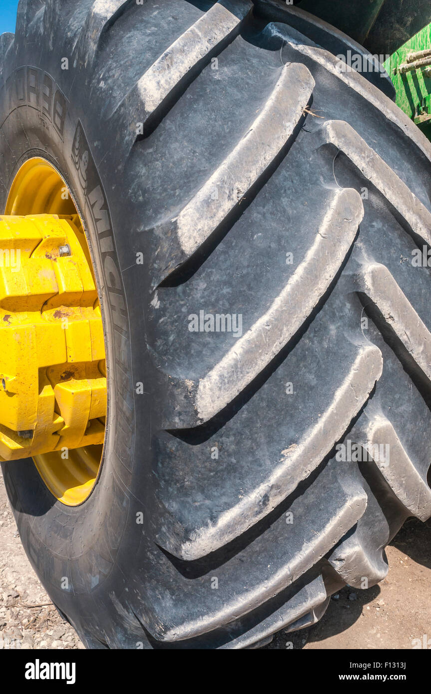 Ribbed tyre tire buziak -Fotos und -Bildmaterial in hoher Auflösung – Alamy