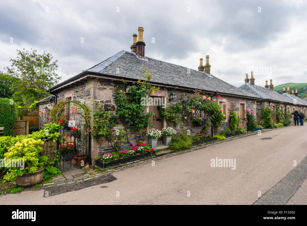 Traditionelle Naturstein alte-Ferienhäuser im Dorf Luss am Loch Lomond, Argyll and Bute, Scotland Stockfoto