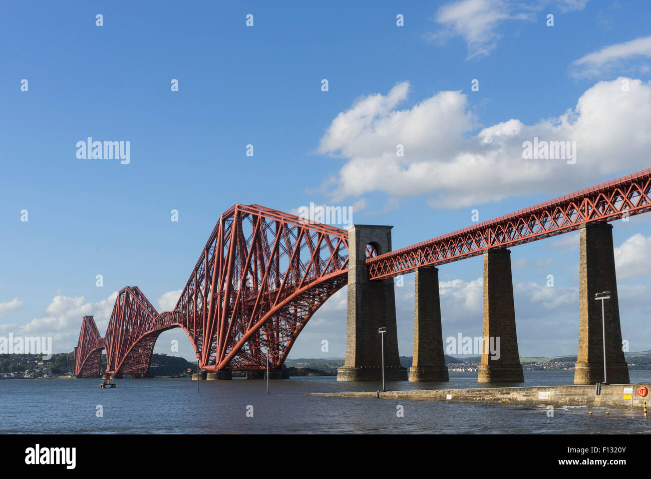Blick auf Forth Rail Bridge überqueren den Fluss Forth aus South Queensferry in Schottland, Vereinigtes Königreich Stockfoto
