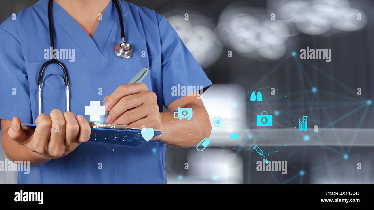 Mediziner arbeiten mit Pinnwand als modernes medizinisches Konzept Stockfoto