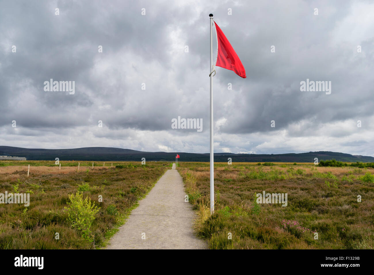 Anzeigenden Frontlinie der englischen Regierungstruppen auf natürliche Moor am ehemaligen Schlachtfeld Culloden Moor Schottland Flagge Stockfoto