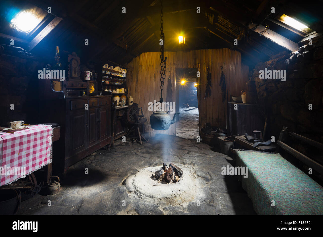 Innenraum der Arnol Black House Museum, Arnol, Isle of Lewis, äußeren Hebriden, Schottland, Europa Stockfoto