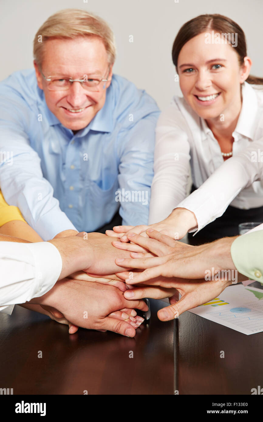 Teamarbeit in einem Unternehmen Team mit gestapelten Hände als symbol Stockfoto