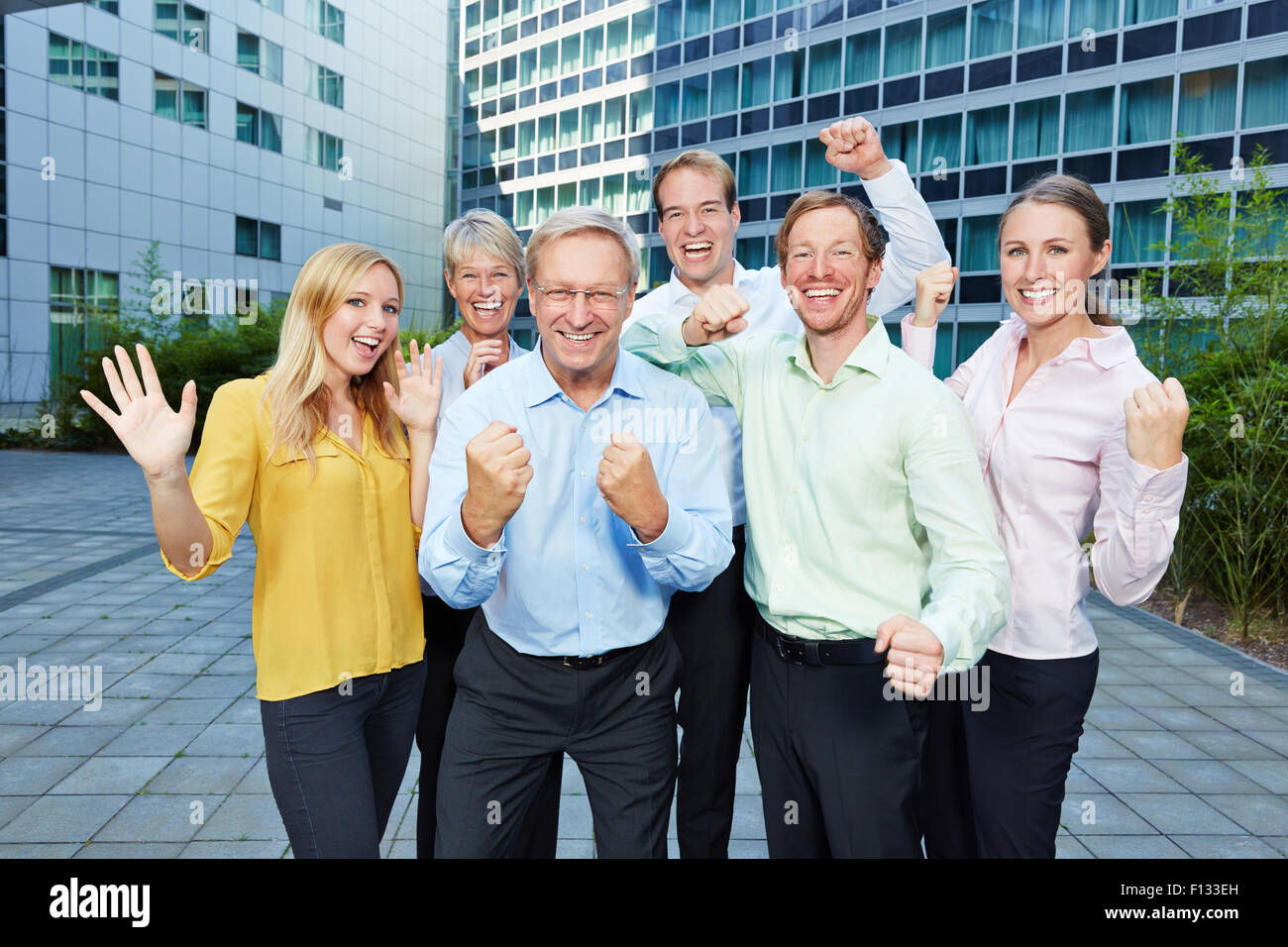 Die Gewinner jubeln gemeinsam mit ihrer geballten Fäusten in ein Business-team Stockfoto