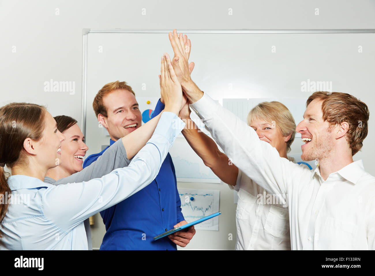 Erfolgreiches Team High Five geben mit ihren Händen im Büro Stockfoto