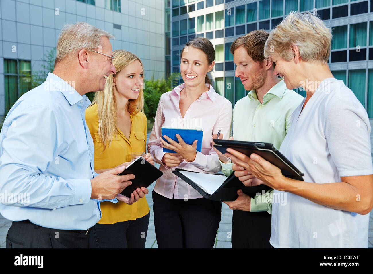 Business-Team arbeiten außerhalb des Büros mit einem Tabletcomputer Stockfoto
